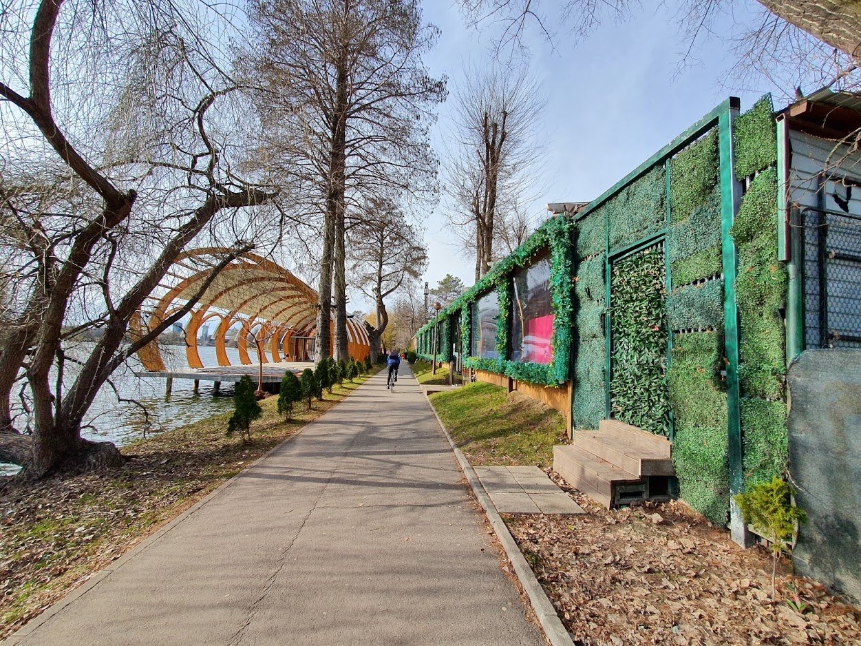 Restaurante si pontoane pe marginea lacului Herăstrău